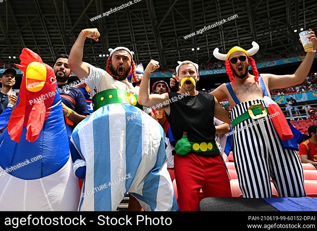 19 June 2021, Hungary, Budapest: Football: European Championship, Hungary - France, preliminary round, Group F, 2nd matchday at the Puskas Arena: French fans...