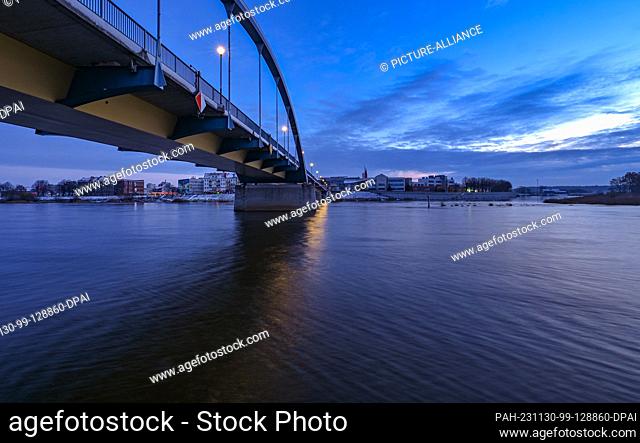 30 November 2023, Brandenburg, Frankfurt (Oder): Morning atmosphere at the Stadtbrücke border crossing on the German-Polish border river Oder