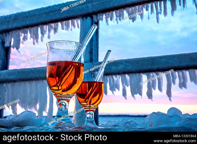 Heisser Grog, Rumgrog is an alcoholic hot drink made from water, sugar and rum. The drinks are served on the icy Baltic Sea beach