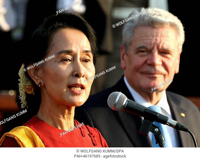 German President Joachim Gauck and Burmese opposition politician Aung San Suu Kyi hold a press conference after their meeting in Naypyidaw, Myanmar