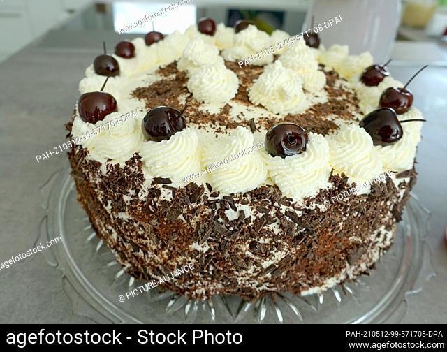 07 May 2021, Baden-Wuerttemberg, Oberkirch: A Black Forest cake stands on a sideboard. Photo: Alexandra Schuler/dpa. - Oberkirch/Baden-Wuerttemberg/Germany