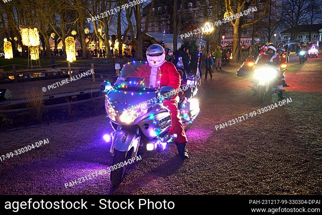 17 December 2023, Rhineland-Palatinate, Bad Neuenahr: The ""Riding Santas"", Santas on colorfully illuminated motorcycles, visit the Uferlichter