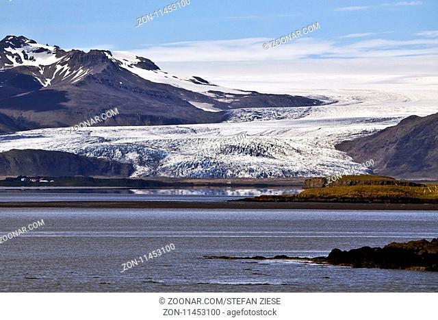Blick von Hoefn ueber den Hornarfjoerdur auf den Vatnajoekull-Nationalpark, Hornarfjoerdur, Ostisland, Island, Europa