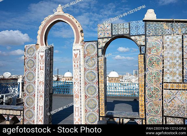 04 March 2023, Tunisia, Tunis: A tile decorated rooftop terrace above the souk in the medina. Photo: Sebastian Kahnert/dpa. - Tunis/Tunis/Tunisia