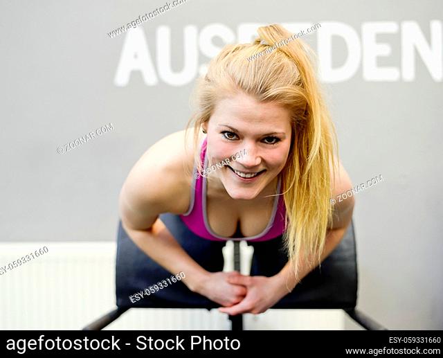 Frau im Fitnessstudio  sportive young blond woman in fitness center