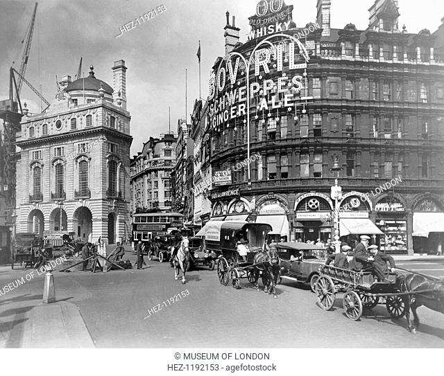 Piccadilly Circus, City of Westminster, London, early 20th century. Reid, an amateur photographer of independent means, began an ambitious project to record