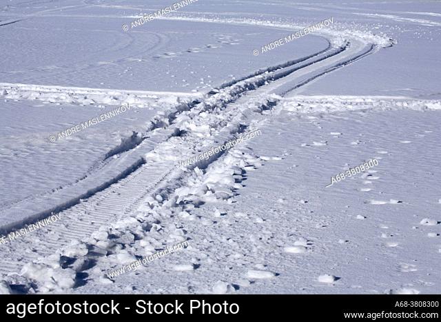 Snowmobile tracks on Lake Tämnaren, which in March is covered in ice and covered with snow