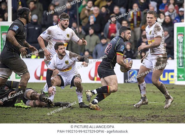 09 February 2019, Belgium, Bruessel: Rugby: EM, Division 1A, Matchday 1: Belgium-Germany. Isaac Montoisy (Belgium, 22) avoids the attacks of Morne Laubscher...
