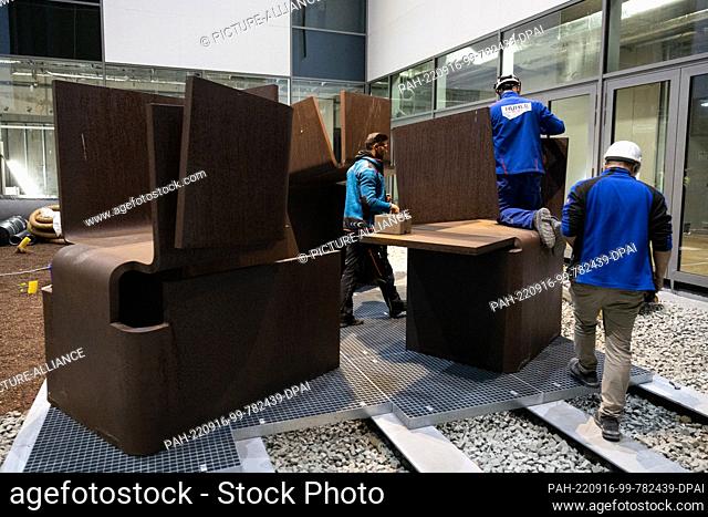 16 September 2022, Hessen, Wiesbaden: Workers assemble the third part of the sculpture ""Buscando la luz III"" by Eduardo Chillida in the courtyard of the...