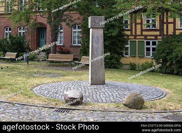 23 June 2021, Mecklenburg-Western Pomerania, Stralsund: Memorial stele in the Johanniskloster. It commemorates the expulsion and murder of Stralsund's Jews