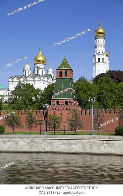 Ivan the Great Bell Tower (right), Moscow River, Kremlin, UNESCO World Heritage Site, Moscow, Russia