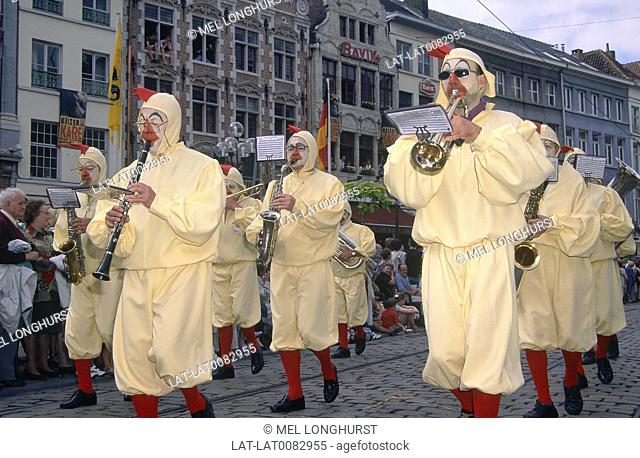 Kaiser Karel parade. Street. Musicians in yellow. Painted faces