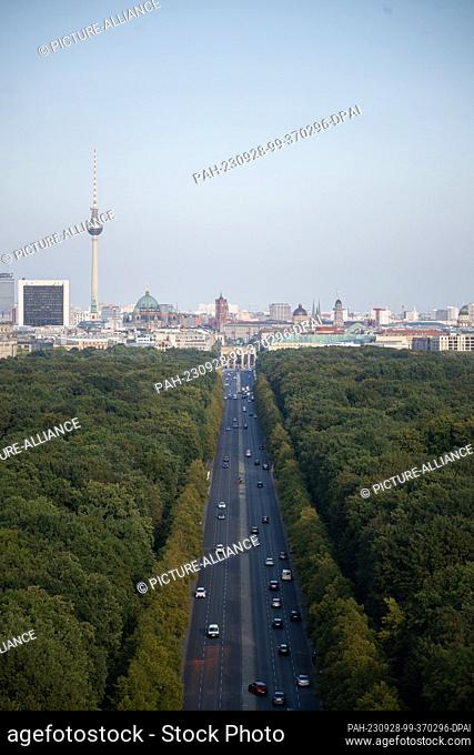 27 September 2023, Berlin: Cars driving on the Straße des 17. Juni with the Brandenburg Gate in the background. Photo: Sebastian Gollnow/dpa
