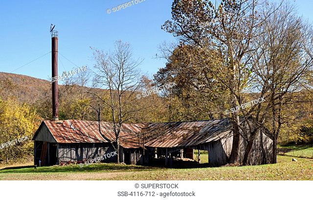 USA, Arkansas, Ozark Mountains, Old barn with smokestack