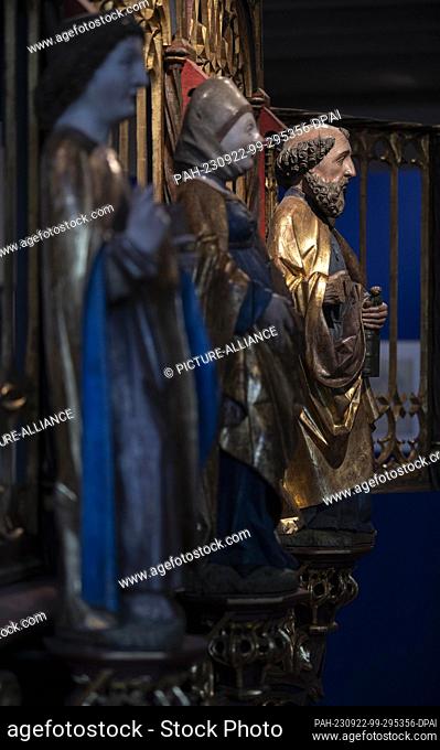 22 September 2023, Saxony, Chemnitz: Detailed figures gaze from the Holy Sepulcher (1490-1520), which once stood in the city church of St