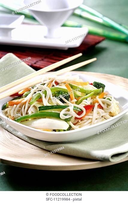 Wok with vegetables and Chinese noodles (vertical) *** Local Caption *** Wok de verduras y fideos chinos (vertical)