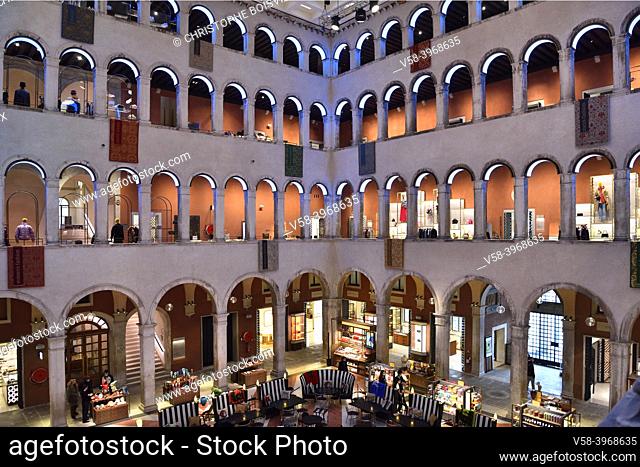 Italy, Unesco World Heritage Site, Venice, San Marco district, Fondaco dei Tedeschi shopping center