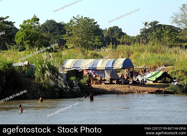 20 January 2022, Thailand, Mae Sot: Temporary shelters of displaced people on the Myanmar side of the Moei River near Myawaddy