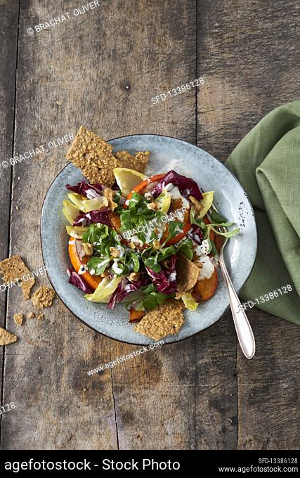 Colourful salad with pumpkin and walnut crackers
