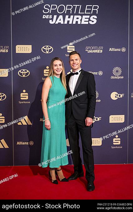 17 December 2023, Baden-Württemberg, Baden-Baden: Markus Rehm (r) and company stand on the red carpet in the Kurhaus before the ""Sportsman of the Year 2023""...