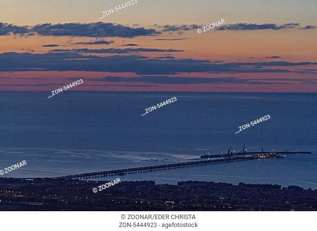 Kurz vor Sonnenaufgang - Blick auf den Golf, den Hafen und die Stadt von Manfredonia