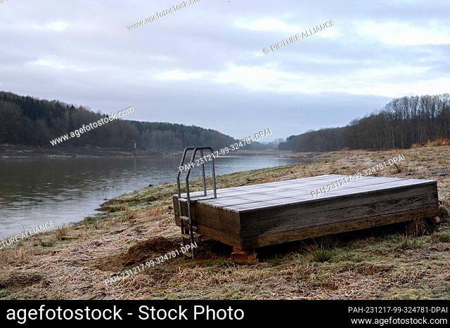 PRODUCTION - 15 December 2023, Bavaria, Stadtlauringen: A floating platform stands on dry land. At the end of November 2021
