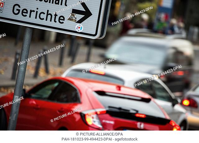23 October 2018, Rhineland-Palatinate, Mainz: Cars drive past a sign to the courthouse. Next Wednesday (24 October), the Administrative Court in Mainz will deal...