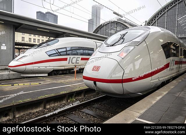 05 December 2022, Hessen, Frankfurt/Main: At the premiere of the new ICE 3neo (r), the new express train stands next to an old-style ICE in Frankfurt's main...