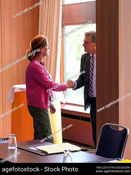 19 May 2022, Schleswig-Holstein, Kiel: Karin Prien (CDU, l), Minister of Education, Science and Culture, greets Bernd Buchholz (FDP, r), Minister of Economics