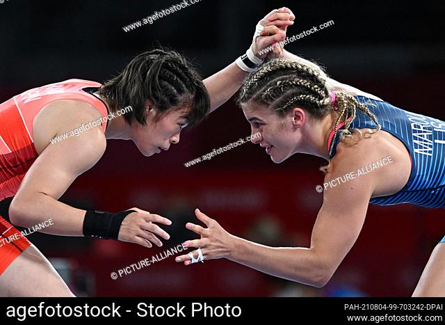 04 August 2021, Japan, Chiba: Freestyle: Olympia, 57 kg, women, semi-finals at Makuhari Messe Hall. Risako Kawai (red) of Japan and Helen Louise Maroulis of the...