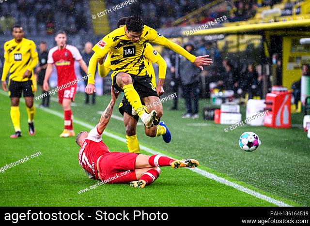 duels, duel between Jonathan Schmid (SC Freiburg) and Giovanni Reyna (BVB). GES / Football / 1. Bundesliga: Borussia Dortmund - SC Freiburg, 03.10