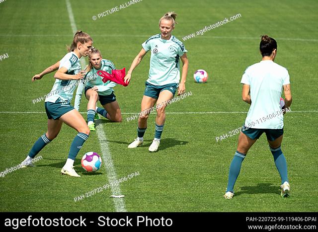 22 July 2022, Great Britain, London: Soccer: national team, women, EM 2022, training: Tabea Waßmuth (l-r), Jule Brand, Lea Schüller and Sara Doorsoun train