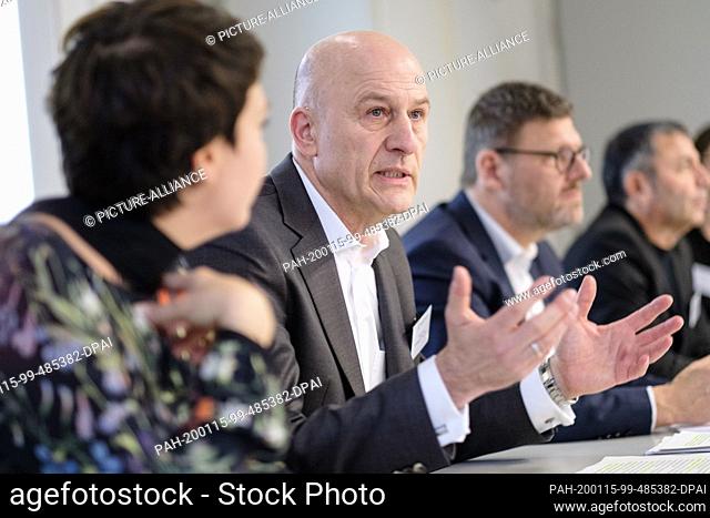 15 January 2020, Lower Saxony, Wolfsburg: CFO Frank Witter (2.l) speaks during a press conference on refugee aid at Volkswagen