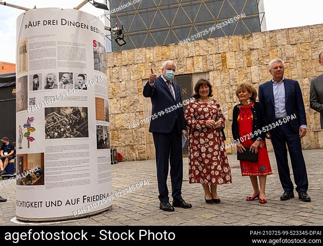 25 July 2021, Bavaria, Munich: Horst Seehofer (l, CSU), Federal Minister of the Interior, Dieter Reiter (r, SPD), Lord Mayor of Munich and his wife Petra Reiter...