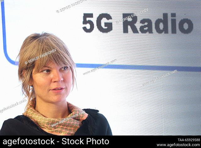 RUSSIA, MOSCOW - 20 de diciembre de 2023: La directora Rostec para el Desarrollo Organizacional Anna Sharipova asiste a la apertura de un área de pruebas 5G...