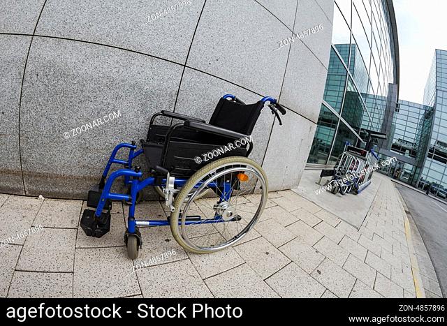 verlassener Rollstuhl am Flughafen in Frankfurt am Main