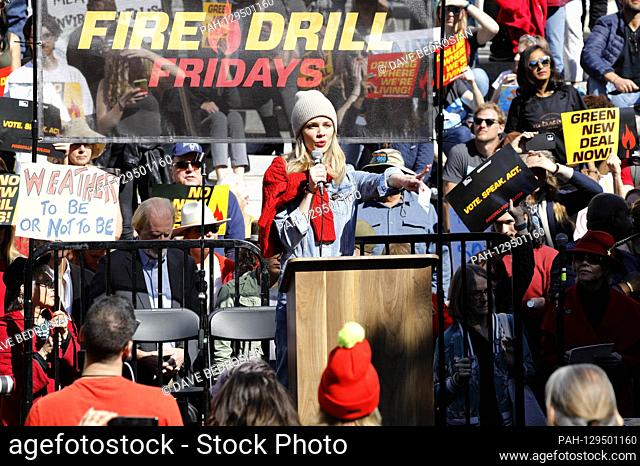 Brooklyn Decker at the Fire Drill Fridays rally versus the climate emergency outside City Hall. Los Angeles, February 7th, 2020 | usage worldwide