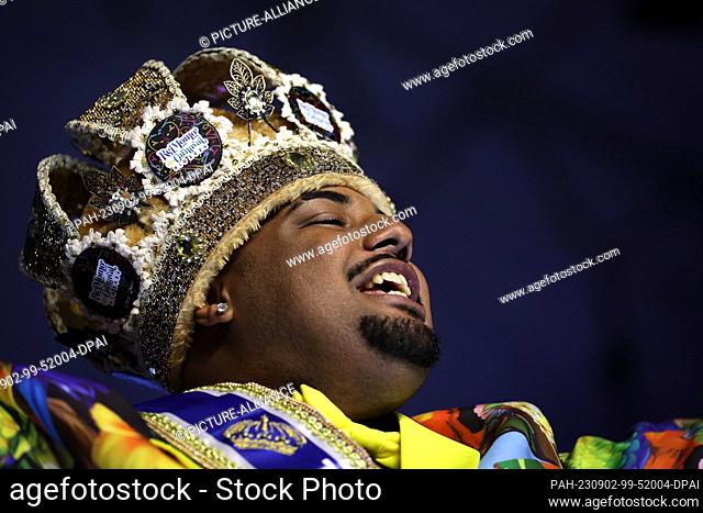 02 September 2023, Brazil, Rio De Janeiro: Caio César Dutra (r) from the Estação Primeira de Mangueira, performs during the ""King and Queen of Carnival 2024""...