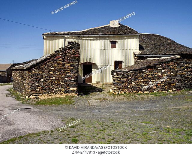 Becerril. Pueblo negro de pizarra (Black slate village). Ruta de los pueblos rojos, negros y amarillos (route of the red, black and yellow villages)