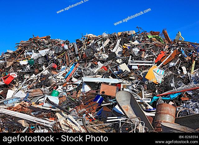 Altmetallhalde auf einem Schrottplatz, Recyclingbetrieb