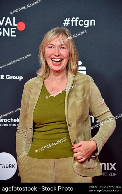 20 October 2022, North Rhine-Westphalia, Cologne: Actress Therese Hämer arrives at the opening of the 32nd Film Festival Cologne (formerly: Cologne Conference)