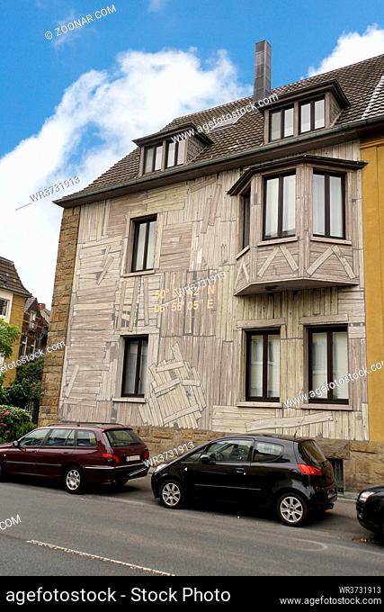 Wohnhaus mit ausgefallenem Anstrich als Bretterbude, Köln-Lindenthal, Nordrhein-Westfalen, Deutschland