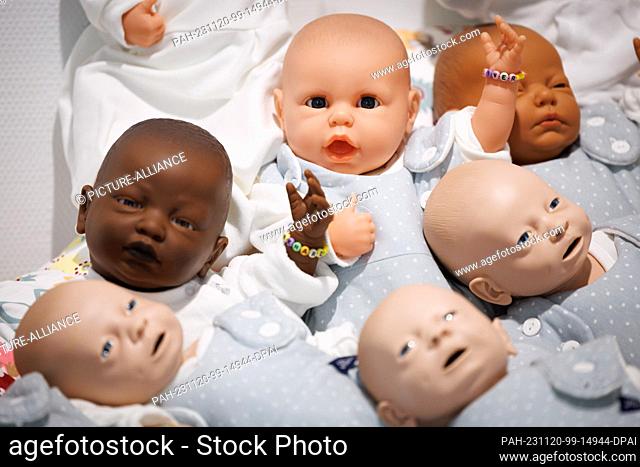 20 November 2023, Lower Saxony, Osnabrück: View of dummies of babies in a simulation lab of the Midwifery Science course at Osnabrück University of Applied...
