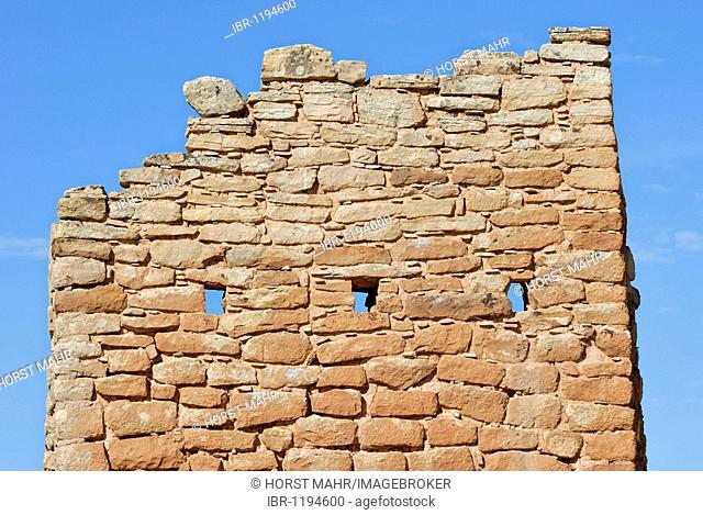 Historical construction of the Ancestral Puebloans, masonry detail with recesses for supporting beams of an inserted ceiling, Hovenweep Castle, around 1200 AD