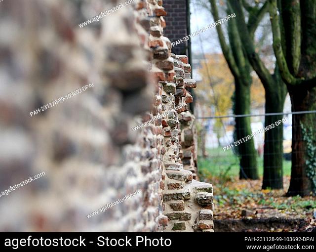 28 November 2023, North Rhine-Westphalia, Duisburg: View of part of the oldest surviving post-Roman city wall in Germany