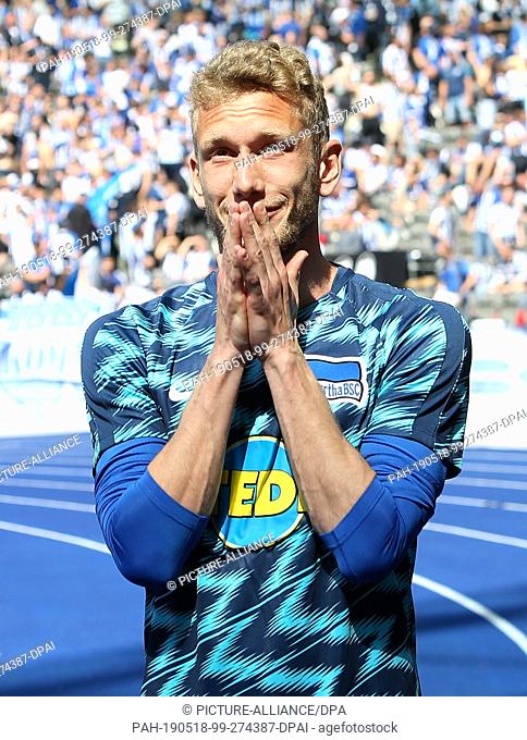 18 May 2019, Berlin: Soccer: Bundesliga, Hertha BSC - Bayer Leverkusen, 34th matchday. Fabian Lustenberger of Hertha BSC is visibly moved before the farewell...