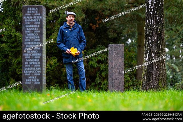 PRODUCTION - 09 November 2023, Lower Saxony, Lüneburg: Hans Hockemeyer, cemetery manager in Lüneburg, stands by the graves of the Tobias community