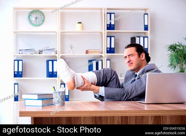The leg injured male employee in the office