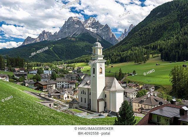 Village of Sexten or Sesto, Sextental or Valle di Sesto, Sexten Dolomites at the back, Sexten, Sesto, South Tyrol, Italy