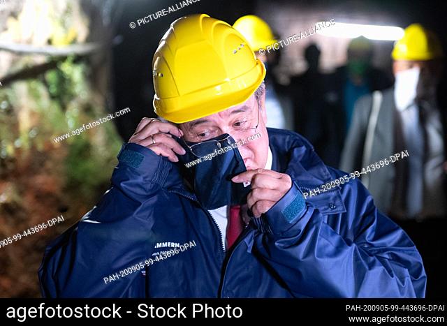 05 September 2020, Saxony, Schwarzenberg: Armin Laschet (CDU), Prime Minister of North Rhine-Westphalia, removes his mouth and nose protection in the mine...